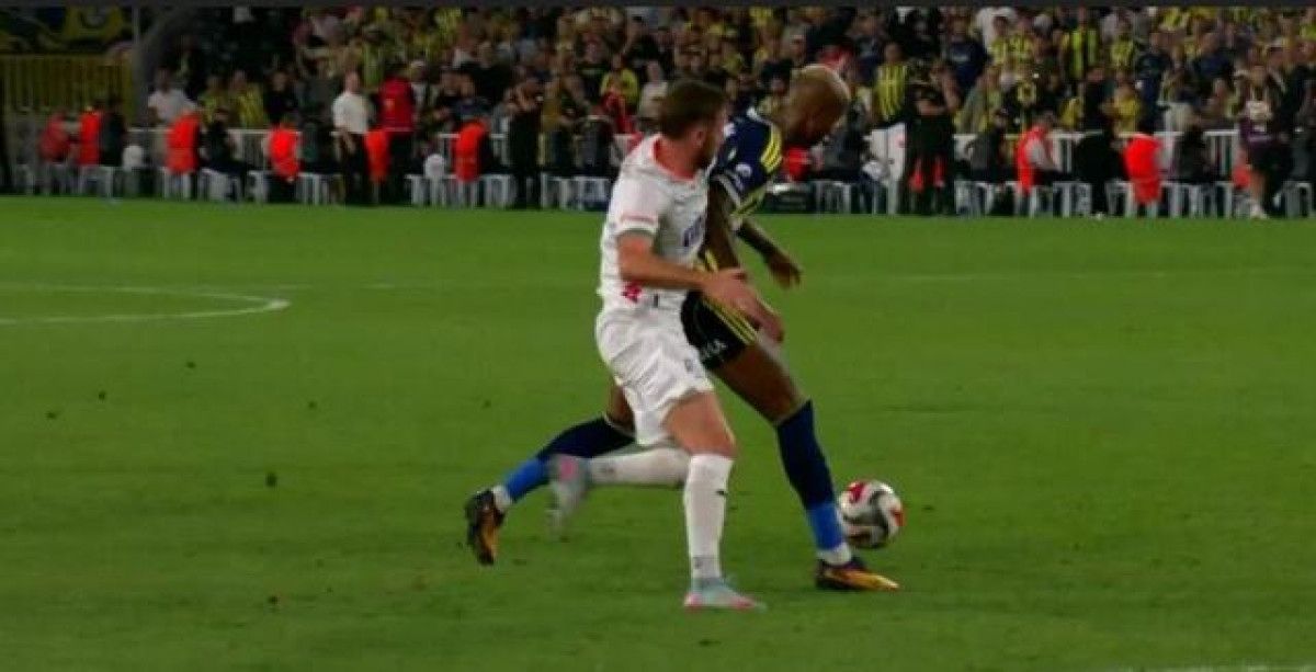 Fenerbahçe-Alanyaspor Maçı: Hakem Kararları ve Yorumlar Üzerine Derinlemesine Analiz