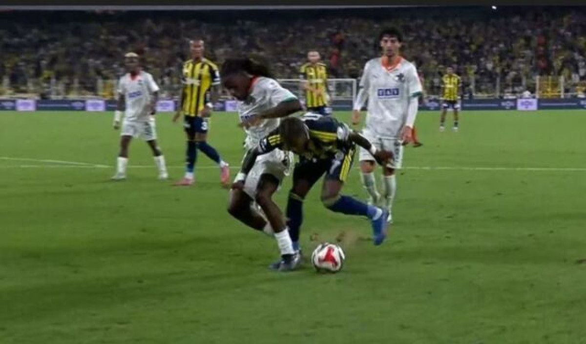 Fenerbahçe-Alanyaspor Maçı: Hakem Kararları ve Yorumlar Üzerine Derinlemesine Analiz