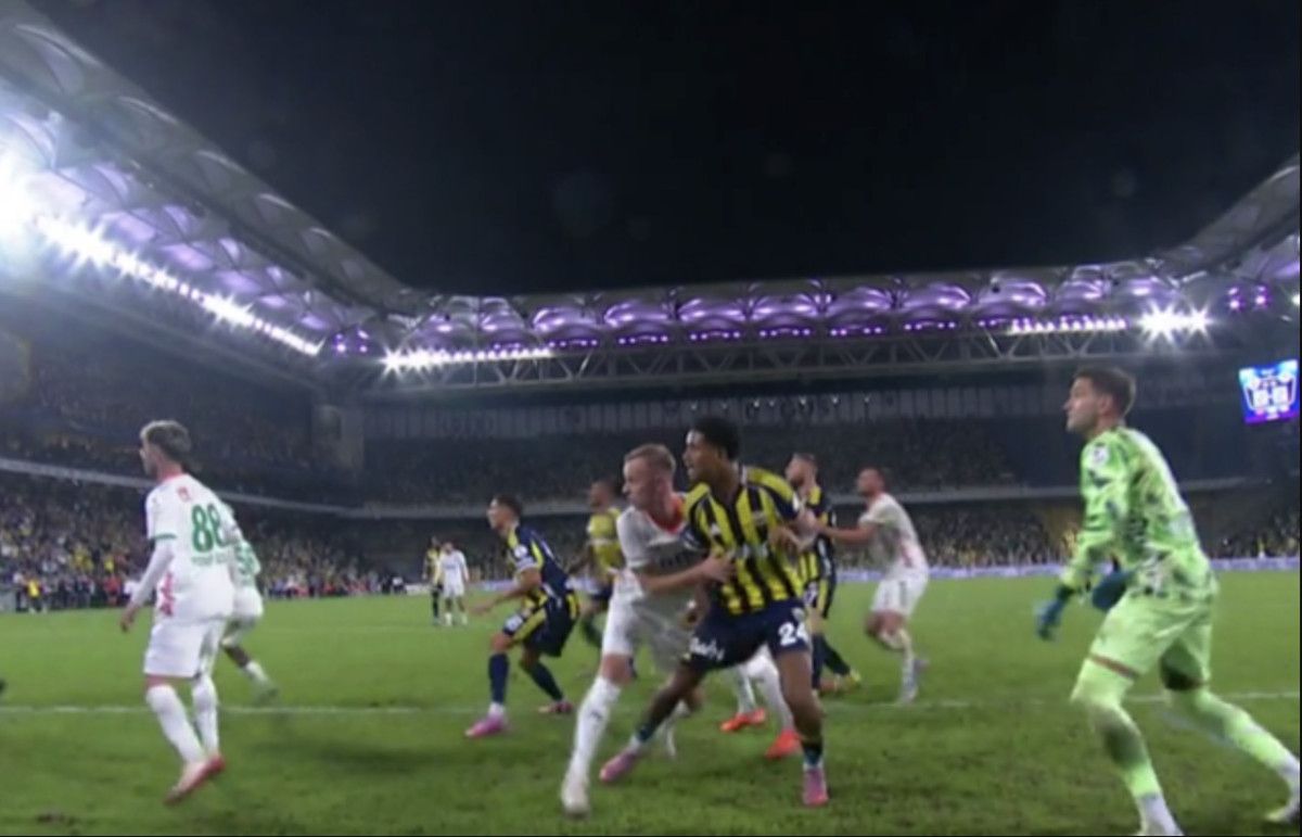 Fenerbahçe-Alanyaspor Maçı: Hakem Kararları ve Yorumlar Üzerine Derinlemesine Analiz