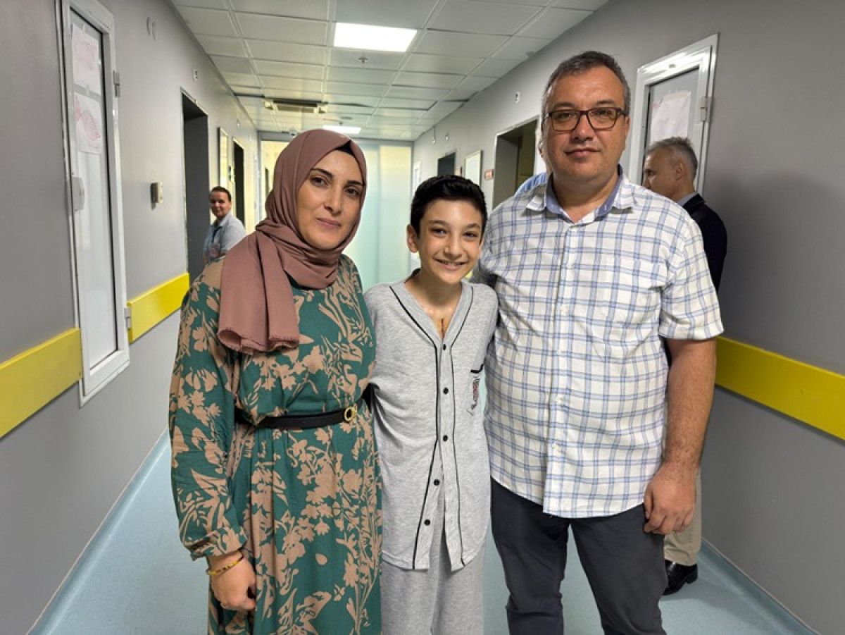İzmir’in Bornova ilçesindeki 12 yaşındaki Yusuf Selim Bolat, doğuştan gelen kalp kapakçığı eksikliği ve damar darlıkları nedeniyle küçük yaşlarda iki kez operasyon geçirmişti. Ancak tedavilere yanıt alamayınca, geçtiğimiz yıl Dr. Behçet Uz Çocuk Hastalıkları ve Cerrahisi Eğitim ve Araştırma Hastanesi’ne başvurdu.