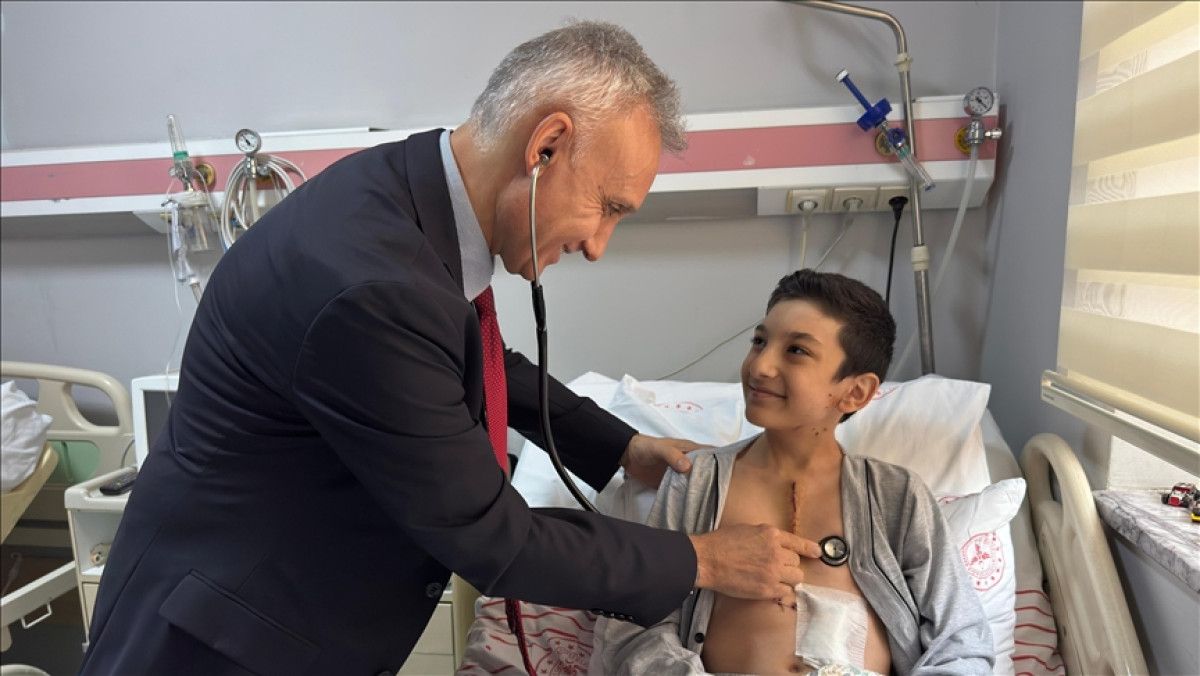 İzmir’in Bornova ilçesindeki 12 yaşındaki Yusuf Selim Bolat, doğuştan gelen kalp kapakçığı eksikliği ve damar darlıkları nedeniyle küçük yaşlarda iki kez operasyon geçirmişti. Ancak tedavilere yanıt alamayınca, geçtiğimiz yıl Dr. Behçet Uz Çocuk Hastalıkları ve Cerrahisi Eğitim ve Araştırma Hastanesi’ne başvurdu.