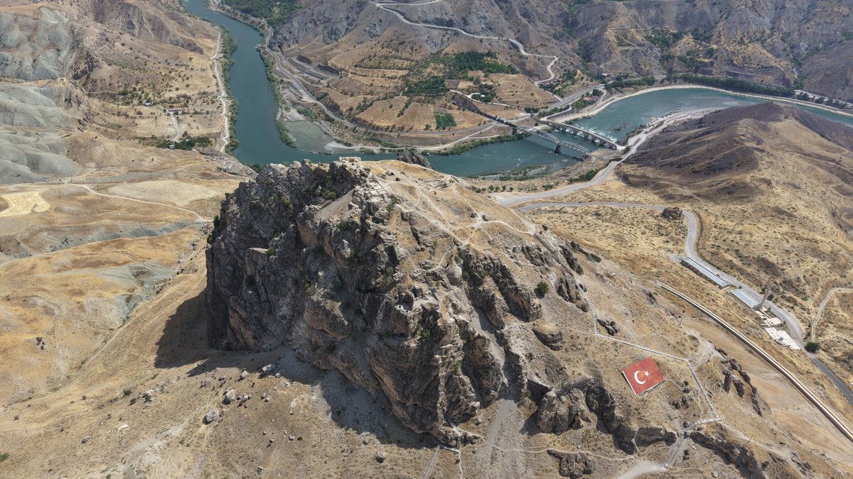 Palu Kalesi Kazılarında 3 Bin Yıllık Tarih İzleri Gün Yüzüne Çıkıyor